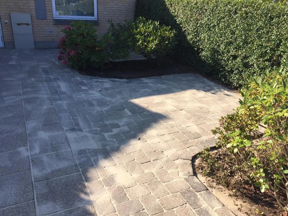 Fugesand påføres efter fliserens
