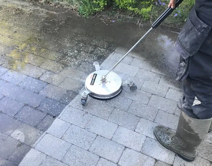 Rensning af overflader mod algevækst