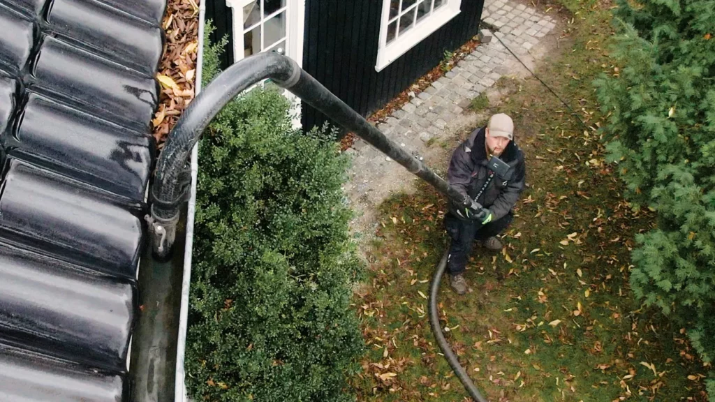 AlgeNord medarbejder udfører tagrenderens