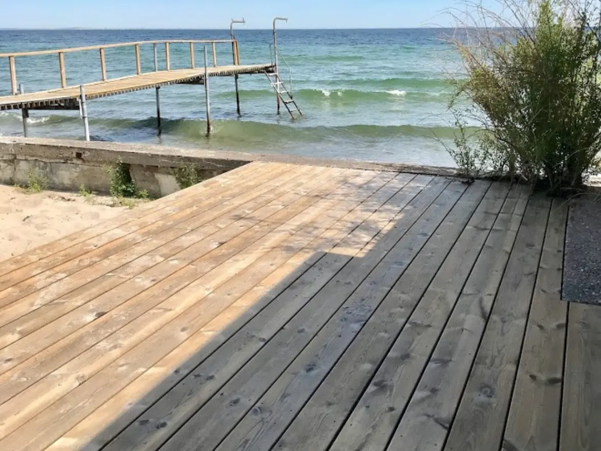 Efter billede af rensning af træterrasse ud til Øresund