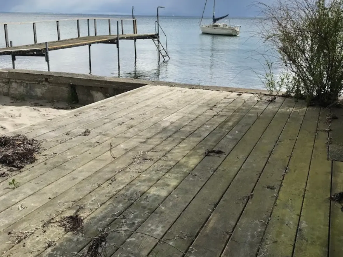 Før billede af træterrasse ud til Øresund